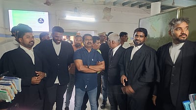 விக்கிரவாண்டி நீதிமன்றத்தில் சீமான் ஆஜர்