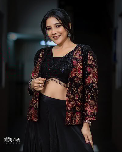 கருப்பு நிலா... சாக்‌ஷி அகர்வால்!