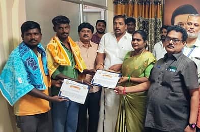 குப்பையில் கிடைத்த தங்க மோதிரத்தை ஒப்படைத்த தூய்மைப் பணியாளா்களுக்கு குவியும் பாராட்டு!