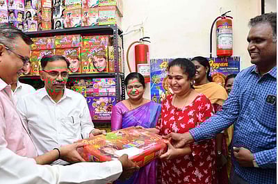 கூட்டுறவு பண்டகசாலையில் தீபாவளி பட்டாசு விற்பனை: ஆட்சியா் தொடங்கிவைத்தாா்