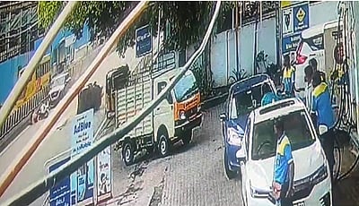 சென்னை வேப்பேரியில் தாறுமாறாக ஓடிய கார்.. பதறவைக்கும் விடியோ