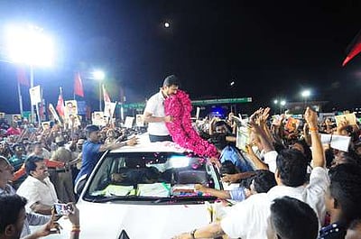 சேலம் வந்த துணை முதல்வா்
உதயநிதி ஸ்டாலினுக்கு உற்சாக வரவேற்பு