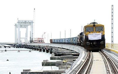 பாம்பன் புதிய  ரயில் பாலத்தில் ரயில் சோதனை ஓட்டம்!