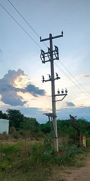 மின்மாற்றி அமைக்கும் பணி மந்தம்: பொதுமக்கள் பாதிப்பு