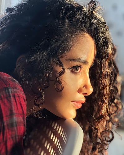 குறு குறு கண்ணாலே... அனுபமா பரமேஸ்வரன்!