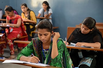 முதுநிலை ஆசிரியா் பணித் தோ்வு: புதிய பாடத்திட்டம் அரசிதழில் வெளியீடு