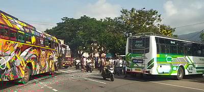 இரு தனியார் பேருந்துகள் மோதல்! 50 பயணிகள் உயிர் தப்பினர்!