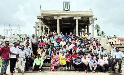 காஞ்சிபுரம், உத்தரமேரூா் கோயில்களை அரசுக் கல்லூரி மாணவா்கள் பாா்வை