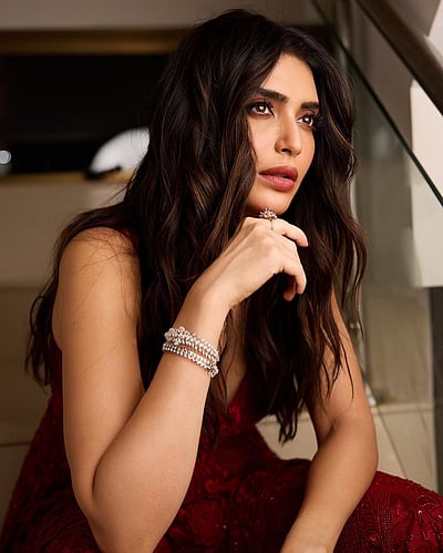 ரெட் அலர்ட்... கரிஷ்மா கார்த்திக் டனா!