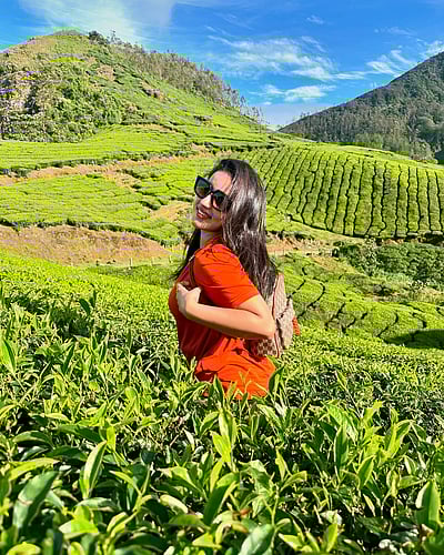 தேயிலைக் காட்டில்... மாளவிகா மேனன்!