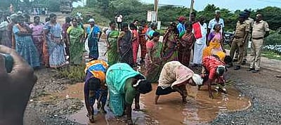 சாலையை சீரமைக்க கோரி நாற்று நடும் போராட்டம்