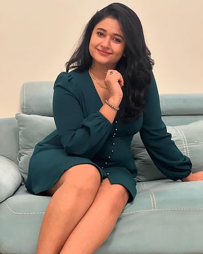 வெள்ளை உள்ளமே கவிதை வெள்ளமே... பூனம் பாஜ்வா!