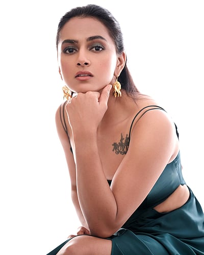 அள்ளிக்கொள் என்று சொல்லும் பார்வையோ... ஷ்ரத்தா ஸ்ரீநாத்!