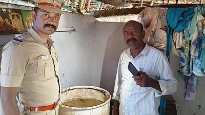 ஜோலாா்பேட்டை அருகே சாராய ஊறல் அழிப்பு