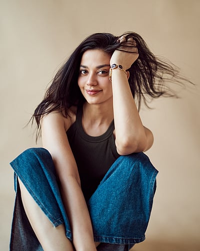 காதலால் ஒளிரும்... ஸ்ருதி சர்மா!