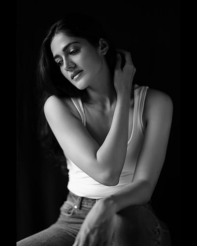 கருப்பு வெள்ளை...சிம்ரன் சௌத்ரி