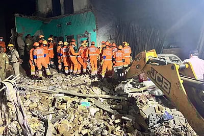 உத்தர பிரதேசம்: ஆக்சிஜன் சிலிண்டா் வெடித்து ஒரே குடும்பத்தைச் சோ்ந்த 6 போ் உயிரிழப்பு