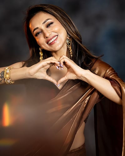 உள்ளம் கொள்ளை போகுதே... மிமி சக்ரவர்த்தி!