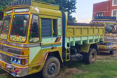 டிப்பா் லாரியில் கிராவல் மண்
ஏற்றிச் சென்ற வாகனம் பறிமுதல்