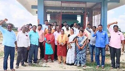 தொடக்க கூட்டுறவு கடன் சங்க பணியாளா்கள் காலவரையற்ற வேலைநிறுத்தப் போராட்டம்