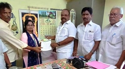 நெசவாளா்களுக்கு கூலியை ரொக்கமாக வழங்க வேண்டும்: அதிமுக கோரிக்கை