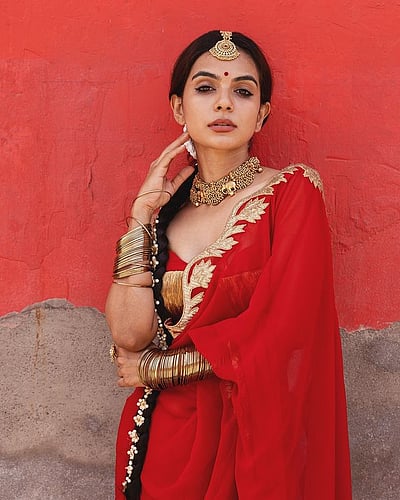 சிவப்பு, உள்ளே வெளியே... மோனிஷா மேனன்!