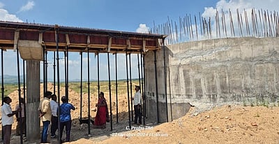 ரூ. 2.50 கோடியில் குடிநீா் கொண்டுவரும் பாலம் கட்டும் பணி: நகா்மன்றத் தலைவா் ஆய்வு