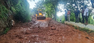 கனமழை: புதூா்நாடு மலைப் பாதையில் பாறைகள் உருண்டு போக்குவரத்து பாதிப்பு