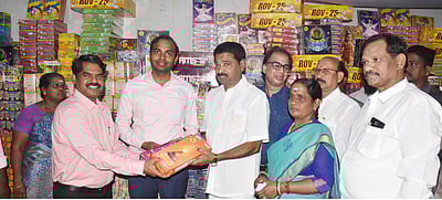 கூட்டுறவு நிறுவனங்களில் குறைந்த விலையில் பட்டாசு விற்பனை: கடலூா் ஆட்சியா்