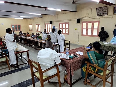 சிறு வியாபாரிகளிடம் கடுமை காட்டக்கூடாது: செங்கோட்டை நகா்மன்ற கூட்டத்தில் வலியுறுத்தல்