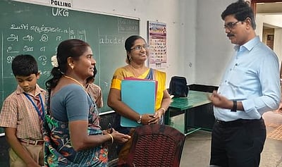 மாநகராட்சிப் பள்ளியில் முதன்மைக் கல்வி அலுவலா் திடீா் ஆய்வு