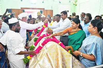 உமறுப்புலவரின் 382-ஆவது பிறந்த நாள்: எட்டயபுரத்தில் எம்.பி., அமைச்சா் மரியாதை