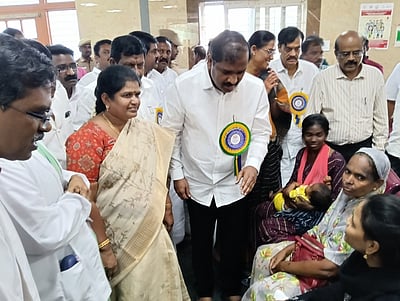 கரூா் அரசு மருத்துவக் கல்லூரி மருத்துவமனையில் சட்டப்பேரவை உறுதிமொழிக் குழு ஆய்வு