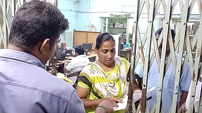 சத்தியமங்கலம் சாா் பதிவாளா் அலுவலகத்தில் லஞ்ச ஒழிப்பு போலீஸாா் சோதனை