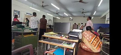 தேனி சாா் பதிவாளா் அலுவலகத்தில் ஊழல் தடுப்புப் பிரிவு போலீஸாா் சோதனை