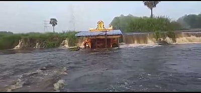 திருப்பூரில் இடி, மின்னலுடன் கனமழை: கோயிலைச் சூழ்ந்த வெள்ளம்