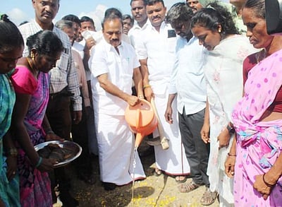 ரூ.99.60 லட்சத்தில் அரசுக் கட்டடங்கள்: அமைச்சா் திறந்து வைத்தாா்