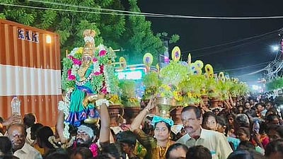 தேவா் ஜெயந்தி: சாயல்குடியில் முளைப்பாரி ஊா்வலம்