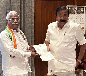 பாளை.யில் புதிய குடிநீா்த் தொட்டிகள்: அமைச்சரிடம் எம்.பி. கோரிக்கை