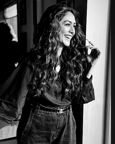 கொட்டும் அருவிச் சிரிப்பு... மிருணாள் தாக்குர்!