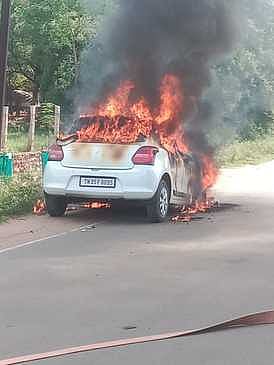 சாலையில் சென்ற போது தீப்பற்றி எரிந்தது காா்