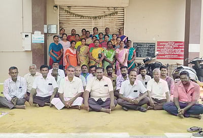 வெள்ளக்கோவிலில் கூட்டுறவு சங்கப் பணியாளா்கள் போராட்டம்