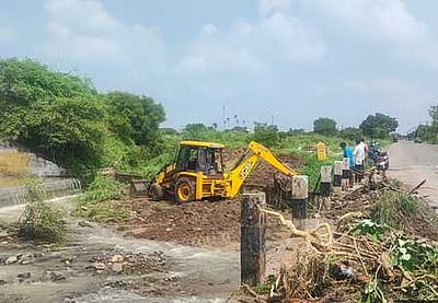 சித்தம்பலம் ஓடை தரைப்பாலத்தில் அடைப்பு: நெடுஞ்சாலைத் துறையினா் சீரமைப்பு