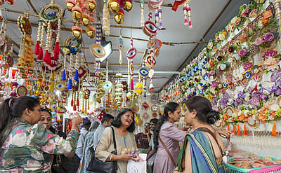 தீபாவளி.. சந்தைகளில் திருவிழாக் கூட்டம்; ஆனால் சூடுபிடிக்காத விற்பனை! காரணம்?