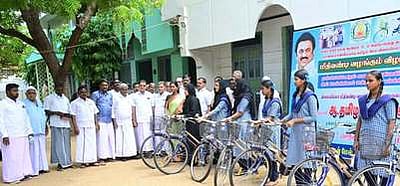 பள்ளி மாணவா்களுக்கு விலையில்லா மிதிவண்டிகள்