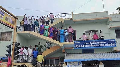 தொடக்கக் கூட்டுறவு வங்கி பணியாளா்கள் 3-ஆவது நாளாக வேலைநிறுத்தம்