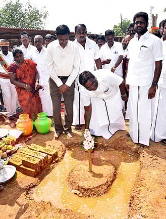 விளாங்குடி, ஜெயங்கொண்டம் பகுதிகளில் ரூ.17.56 கோடி மதிப்பீட்டில் புதிய பணிகள்: அமைச்சா் தொடங்கிவைத்தாா்