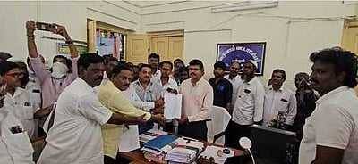 சுங்கச்சாவடியில் இலவச அனுமதி வழங்க வலியுறுத்தல்