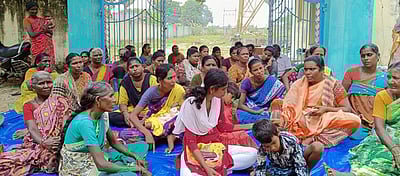 இலங்கைச் சிறையில் 35 மீனவா்கள்: பாம்பனில் குடும்பத்தினா் உண்ணாவிரதம்