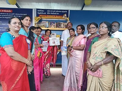 தஞ்சாவூரில் பேருந்து நிழற்குடையில்  நூலக வசதி